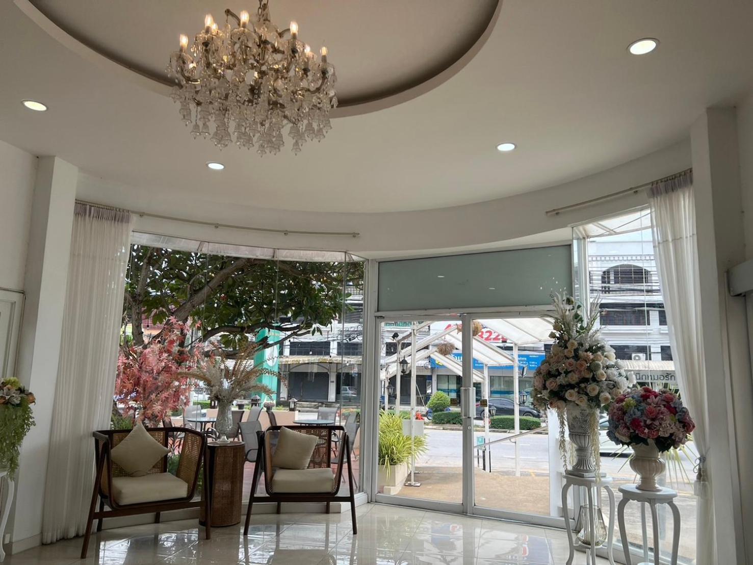 Regent Lodge Lampang Esterno foto