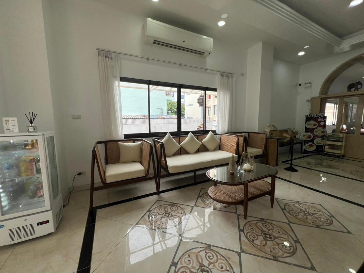 Regent Lodge Lampang Esterno foto