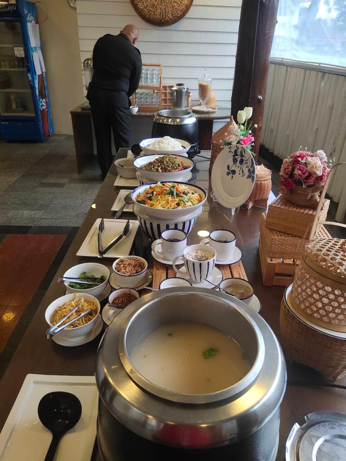 Regent Lodge Lampang Esterno foto