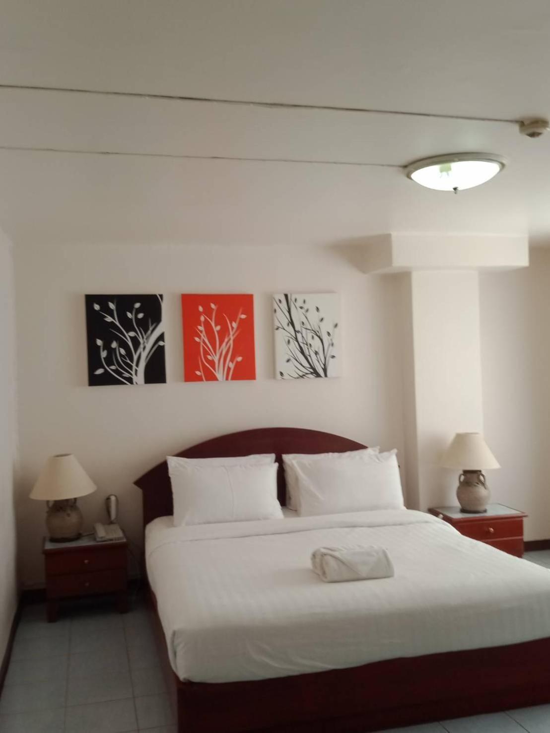 Regent Lodge Lampang Esterno foto