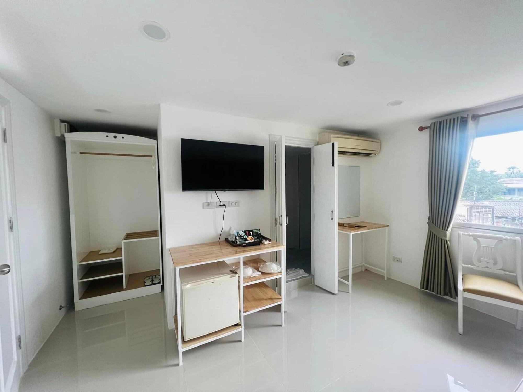 Regent Lodge Lampang Esterno foto