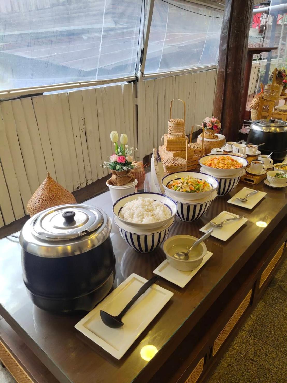 Regent Lodge Lampang Esterno foto